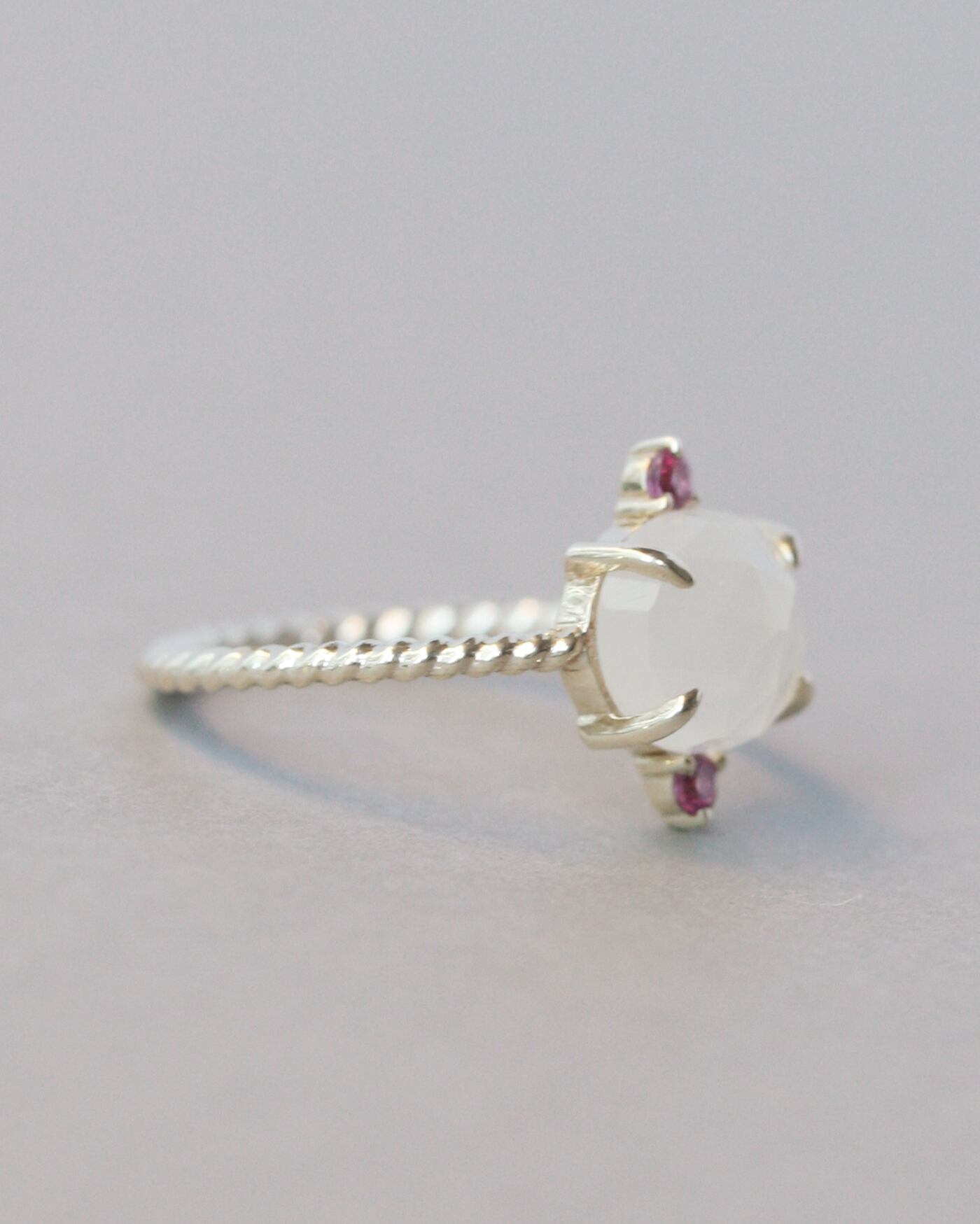 14号 K10 Twist ring+2stone ムーンストーン・ロードライトガーネット