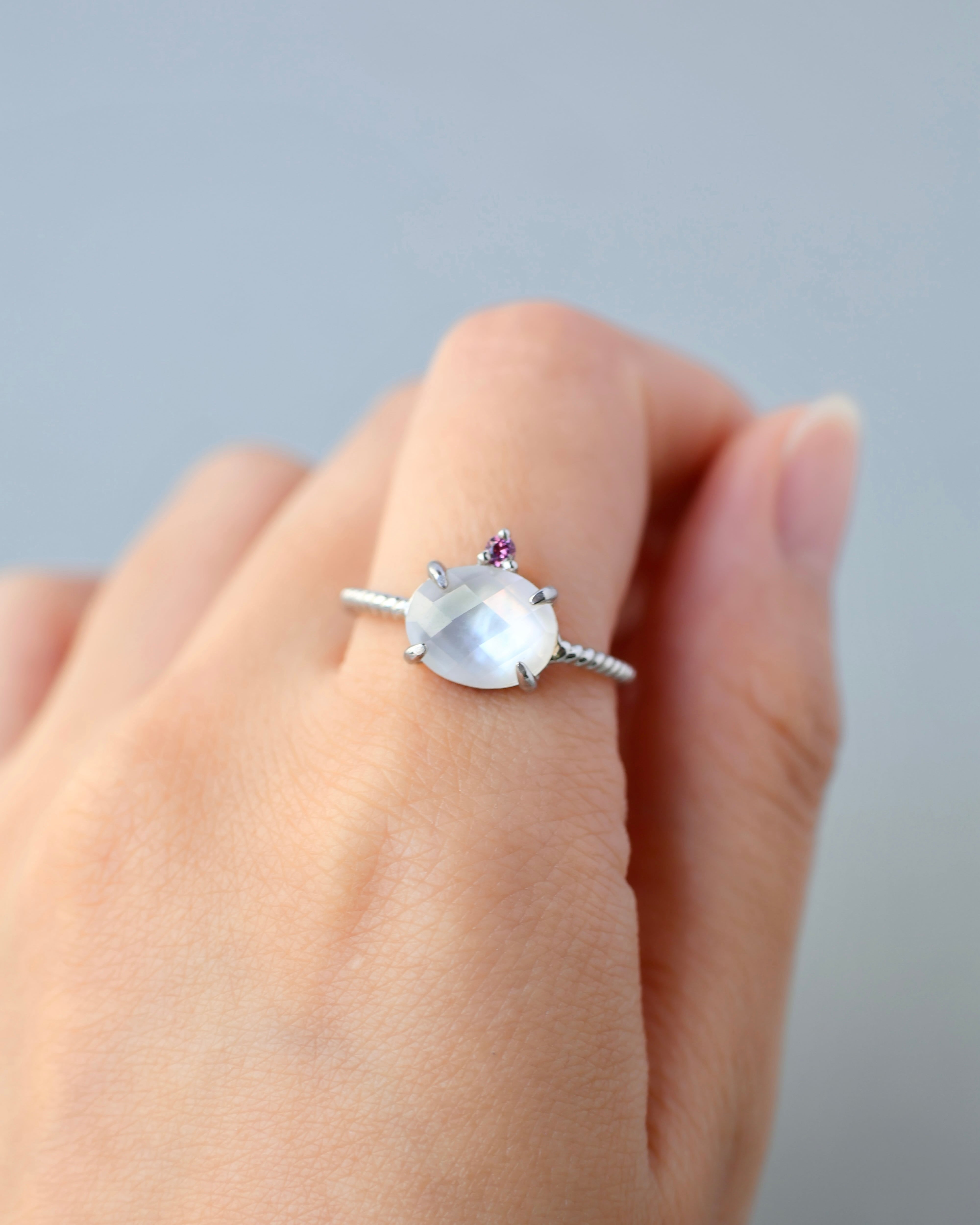 17号 Twist ring+1stone ホワイトシェル・ロードライトガーネット