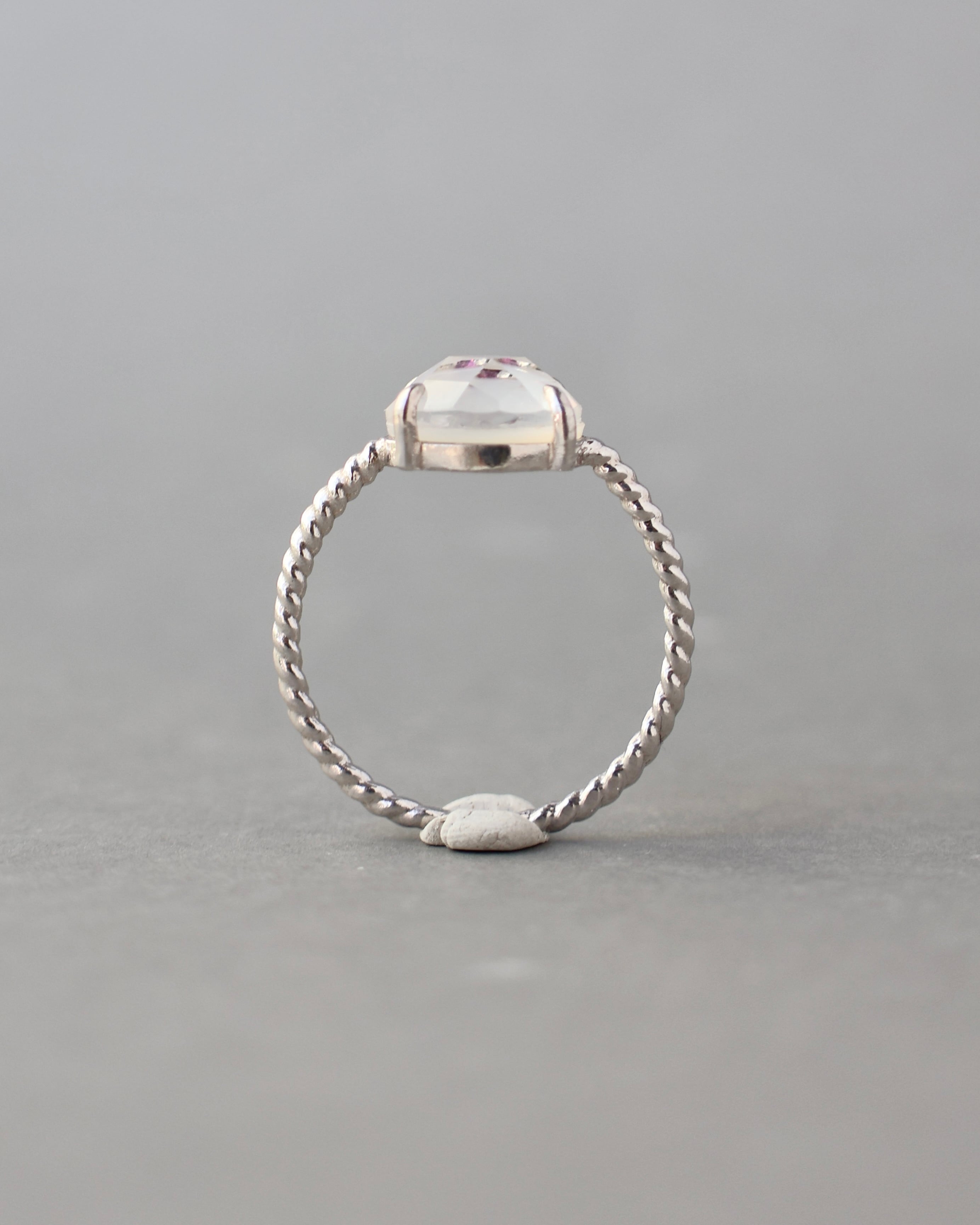 17号 Twist ring+1stone ホワイトシェル・ロードライトガーネット