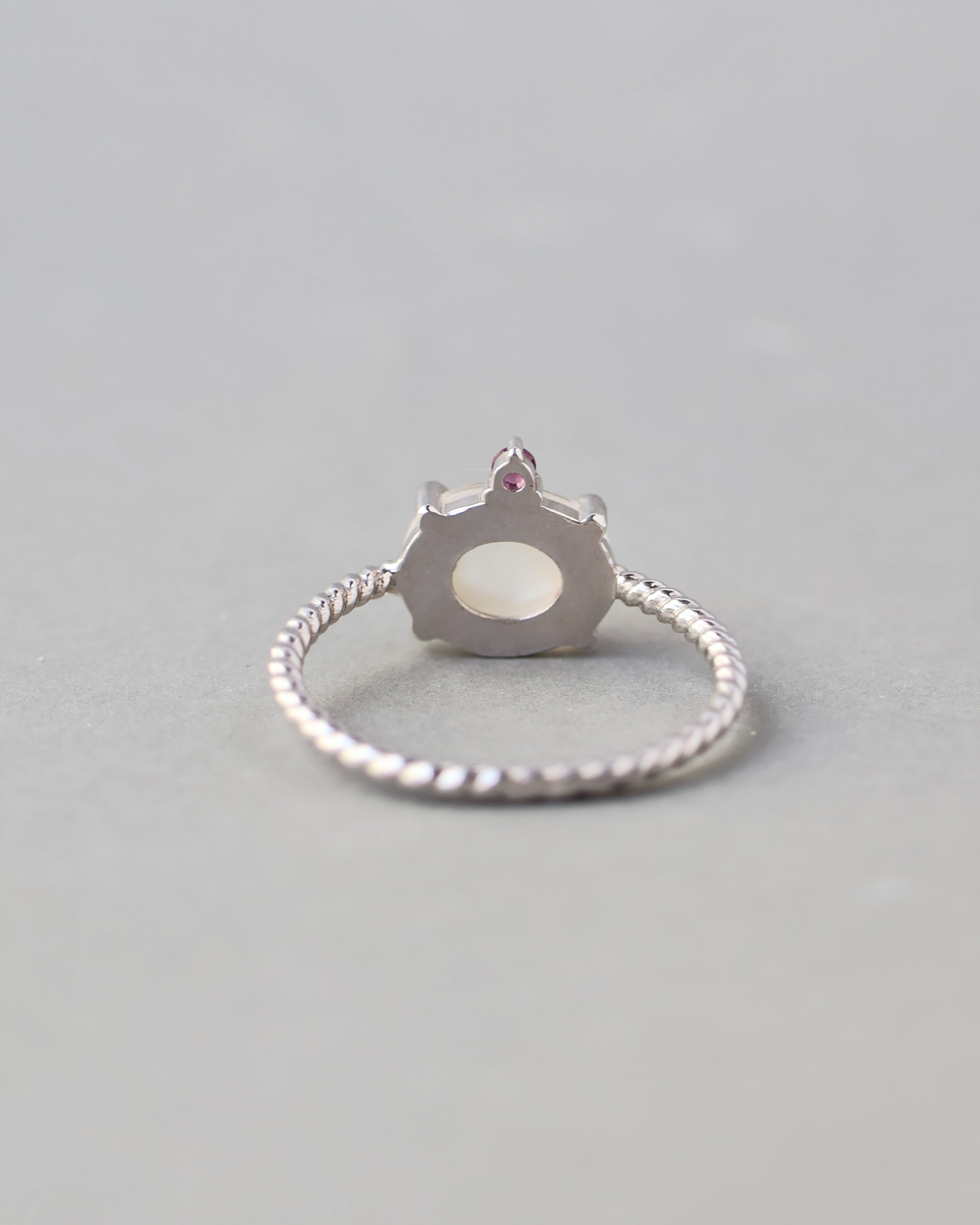 17号 Twist ring+1stone ホワイトシェル・ロードライトガーネット