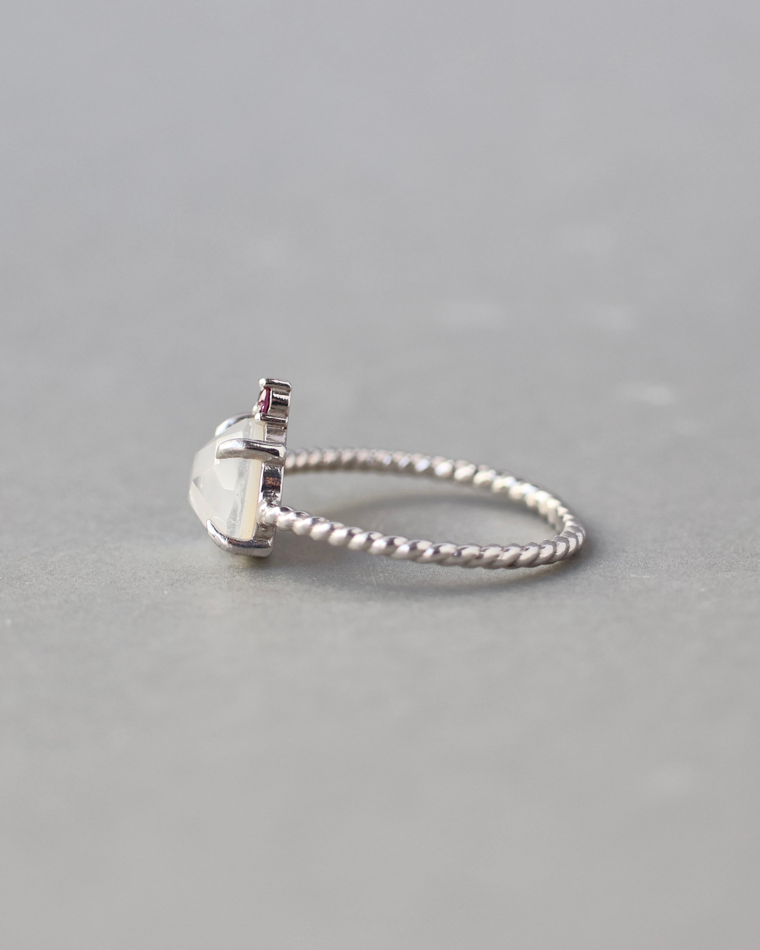 17号 Twist ring+1stone ホワイトシェル・ロードライトガーネット